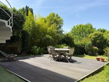 SAUMUR CENTRE, Art Deco style townhouse of 205m² with garage on a 600m² enclosed garden with trees 