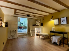 SAUMUR AGGLO, Bagneux. Renovated tuffeau house of 142m2 with terrace and enclosed landscaped garden.