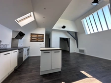 ULTRA-CENTRE SAUMUR, Appartement lumineux rénové de 82m² avec stationnement sécurisé et cave.