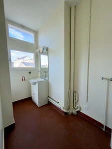 SAUMUR CENTRE, Appartement rénové 3 chambres de 98m² avec balcon, garage, cave et grenier.