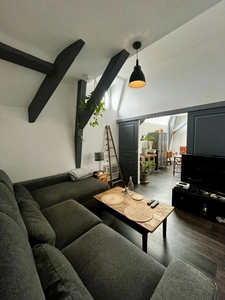 ULTRA-CENTRE SAUMUR, Appartement lumineux rénové de 82m² avec stationnement sécurisé et cave.