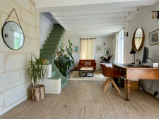 SAUMUR AGGLO, Bagneux. Renovated tuffeau house of 142m2 with terrace and enclosed landscaped garden.