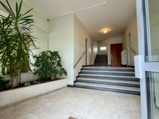 SAUMUR CENTRE, Appartement rénové 3 chambres de 98m² avec balcon, garage, cave et grenier.