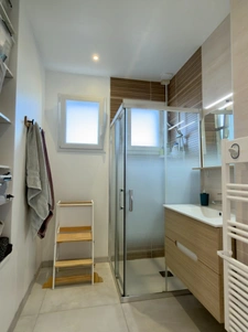 VIVY à 3 Km du Centre-bourg, Maison rénovée sur sous-sol aménagé de 160m² habitables avec garage et jardin