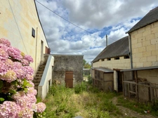 LES ROSIERS SUR LOIRE, Maison en pierre à rénover de 84m²/120m² développables avec dépendances et jardin.