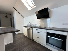 ULTRA-CENTRE SAUMUR, Appartement lumineux rénové de 82m² avec stationnement sécurisé et cave.