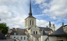 SAUMUR City Centre, facing the Loire River. Renovated 2-bedroom apartment with attic and cellar