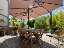 SAUMUR AGGLO, Bagneux. Renovated tuffeau house of 142m2 with terrace and enclosed landscaped garden.