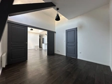 ULTRA-CENTRE SAUMUR, Appartement lumineux rénové de 82m² avec stationnement sécurisé et cave.