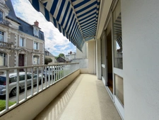 SAUMUR CENTRE, Appartement rénové 3 chambres de 98m² avec balcon, garage, cave et grenier.