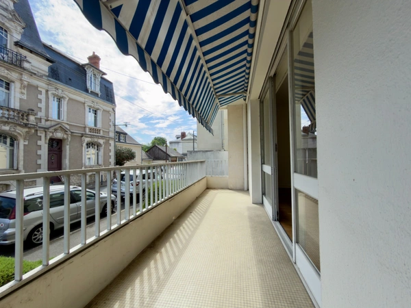 SAUMUR CENTRE, Appartement rénové 3 chambres de 98m² avec balcon, garage, cave et grenier.