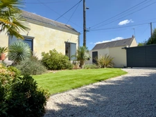 SAUMUR AGGLO, Bagneux. Renovated tuffeau house of 142m2 with terrace and enclosed landscaped garden.