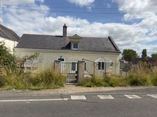 LES ROSIERS SUR LOIRE, Maison en pierre à rénover de 84m²/120m² développables avec dépendances et jardin.