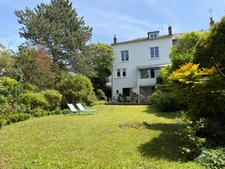 SAUMUR CENTRE, Art Deco style townhouse of 205m² with garage on a 600m² enclosed garden with trees 