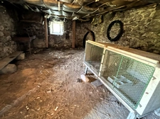 2-bedroom house (82m²) with a 300m² barn to renovate