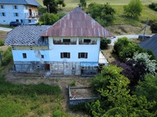 2-bedroom house (82m²) with a 300m² barn to renovate