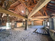 2-bedroom house (82m²) with a 300m² barn to renovate