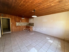 2-bedroom house (82m²) with a 300m² barn to renovate
