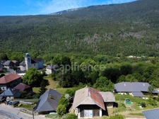 2-bedroom house (82m²) with a 300m² barn to renovate