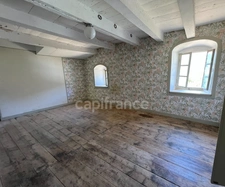 2-bedroom house (82m²) with a 300m² barn to renovate