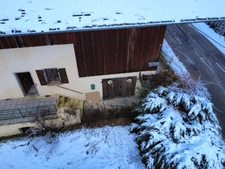 2-bedroom house (82m²) with a 300m² barn to renovate