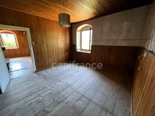 2-bedroom house (82m²) with a 300m² barn to renovate