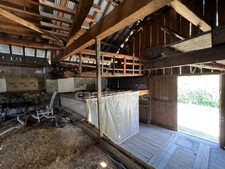 2-bedroom house (82m²) with a 300m² barn to renovate