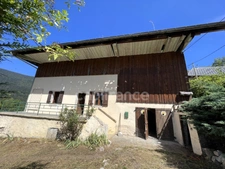 2-bedroom house (82m²) with a 300m² barn to renovate