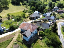 2-bedroom house (82m²) with a 300m² barn to renovate
