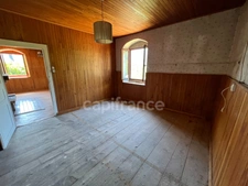 2-bedroom house (82m²) with a 300m² barn to renovate