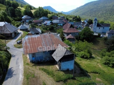 2-bedroom house (82m²) with a 300m² barn to renovate
