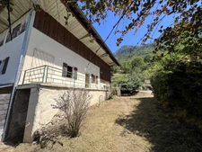 2-bedroom house (82m²) with a 300m² barn to renovate