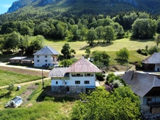 2-bedroom house (82m²) with a 300m² barn to renovate