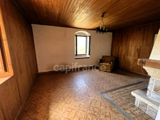 2-bedroom house (82m²) with a 300m² barn to renovate