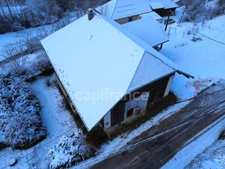 2-bedroom house (82m²) with a 300m² barn to renovate