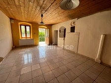 2-bedroom house (82m²) with a 300m² barn to renovate