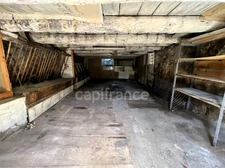 2-bedroom house (82m²) with a 300m² barn to renovate