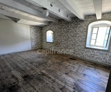 2-bedroom house (82m²) with a 300m² barn to renovate