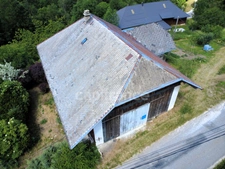 2-bedroom house (82m²) with a 300m² barn to renovate