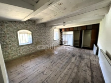 2-bedroom house (82m²) with a 300m² barn to renovate