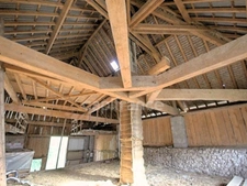 2-bedroom house (82m²) with a 300m² barn to renovate