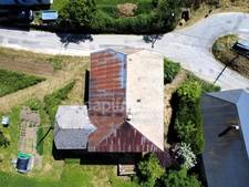 2-bedroom house (82m²) with a 300m² barn to renovate