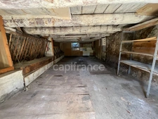 2-bedroom house (82m²) with a 300m² barn to renovate