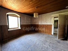 2-bedroom house (82m²) with a 300m² barn to renovate