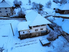 2-bedroom house (82m²) with a 300m² barn to renovate