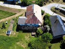 2-bedroom house (82m²) with a 300m² barn to renovate