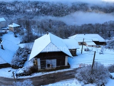 2-bedroom house (82m²) with a 300m² barn to renovate