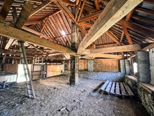 2-bedroom house (82m²) with a 300m² barn to renovate