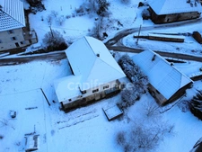2-bedroom house (82m²) with a 300m² barn to renovate