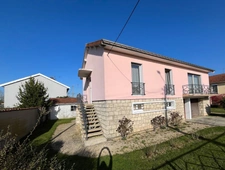 Maison sur sous-sol et terrain plat proche du centre-ville